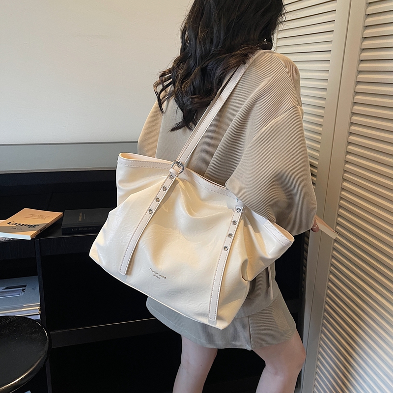 Shoulder Bag Structured - Bolsa de Ombro Versátil em PU